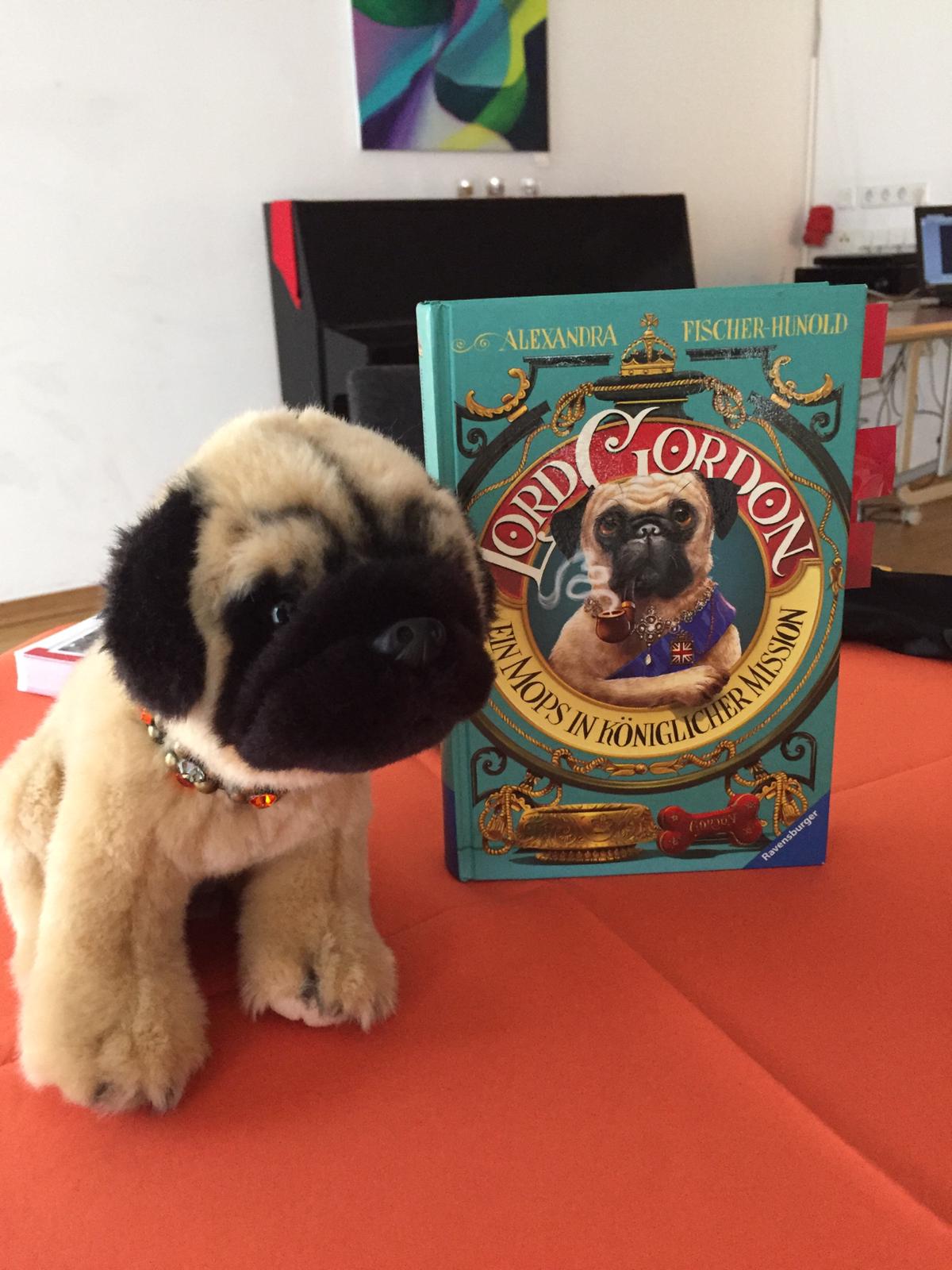 Das Buch ein Plüschtiermops